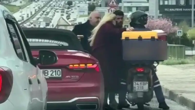 D-100'de Korkunç Anlar: Motokuryeye Silah Çeken Sürücü Korkuttu