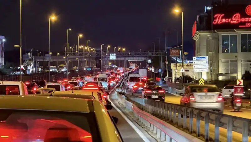 Yenibosna Metrobüs Yaya Üst Geçidinde Büyük Çalışma Başladı