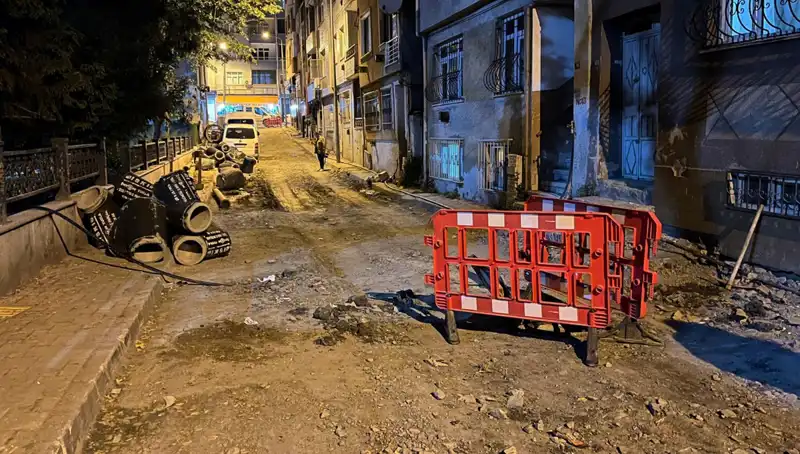 Bayrampaşa'da Altyapı Çalışmaları Sırasında İkisi Bir Arada: Rögar Kapağı Patladı!