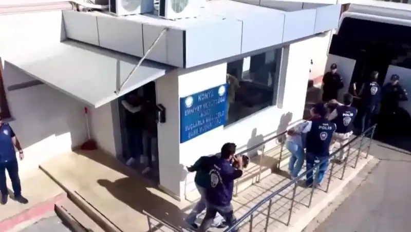 Türkiye Genelinde 10 İlde Yapılan Dolandırıcılık Operasyonunda 13 Kişi Tutuklandı