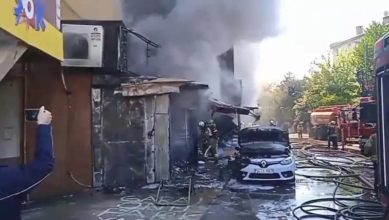 Ümraniye'deki Hediyelik Eşya Dükkanında Yangın: Olay Anı ve Detaylar