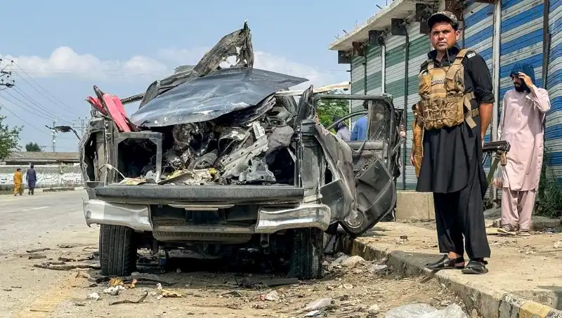 Pakistan’da Patlama: Hükümet Yetkilileri ve Polis Memuruna Saldırı