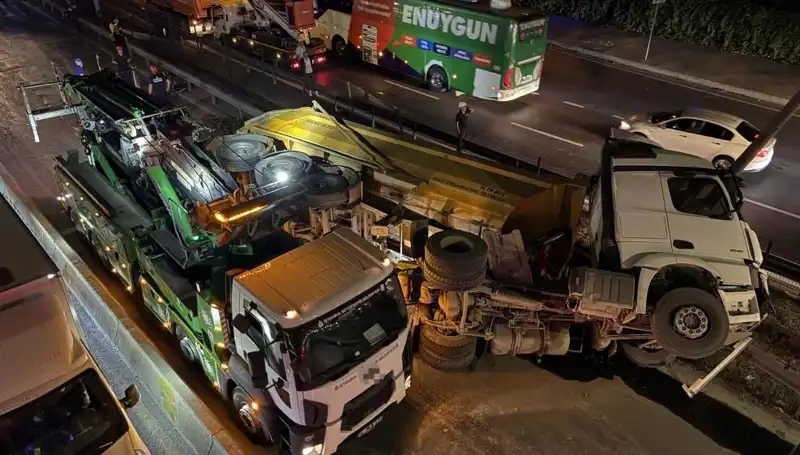Moloz Yüklü Hafriyat Kamyonu Devrildi, Trafik Kaosa Dönüştü