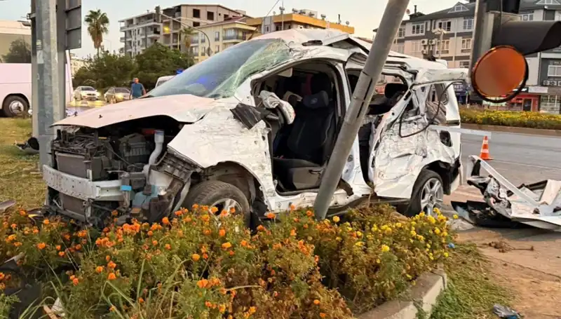 Antalya'da Trafik Kazası: Midibüs ile Hafif Ticari Araç Çarpıştı, 6 Yaralı