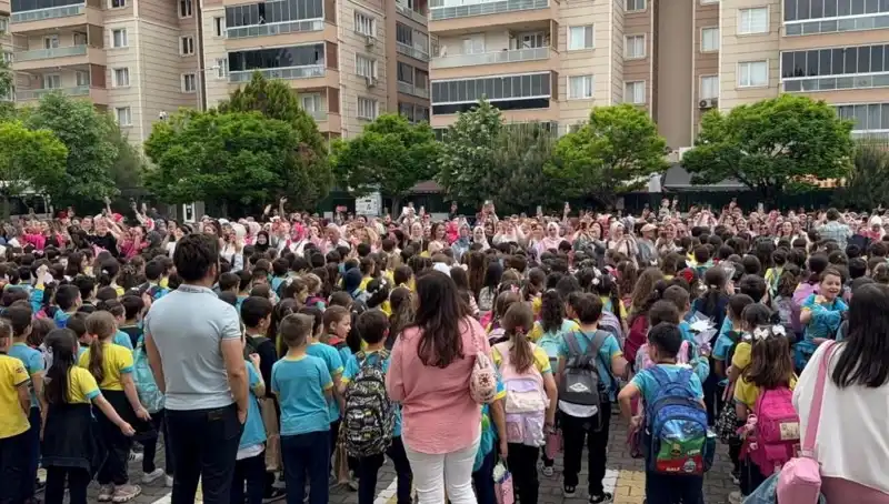 Öğrencilerin İnanılmaz Anneler Günü Sürprizi: Duygusal Anlar Yaşandı!