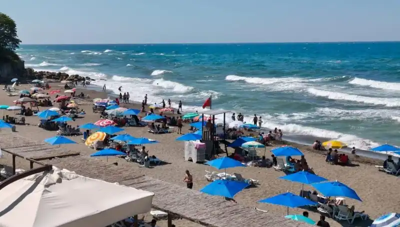 Akçakoca'da Deniz Yasağı: Nedenleri ve Gelecek Etkileri