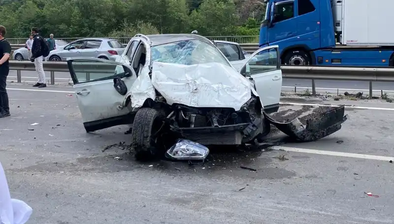 Betona Çarpan Araç Bariyerlere Sürüklendi: 3 Kişi Yaralandı