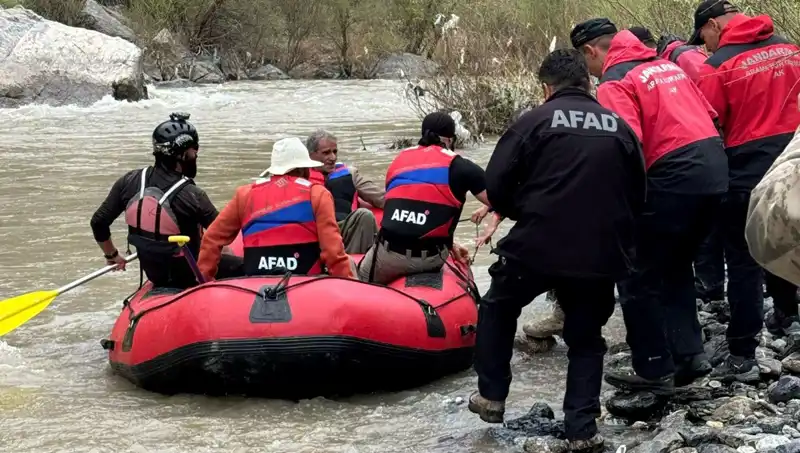 Zap Suyu'nda Mahsur Kalan 4 Kişi İçin Kurtarma Seferberliği Başlatıldı