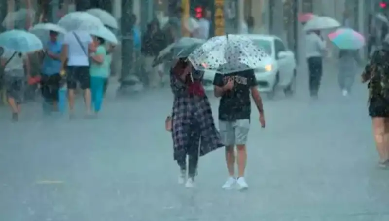 Yangın Bölgesinde Kuvvetli Rüzgar, İstanbul'da Sağanak Yağış Etkisini Gösterdi