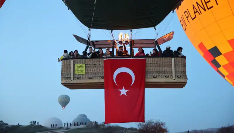 Kapadokya'da 23 Nisan Coşkusuyla Balonlar Gökyüzünü Süsledi