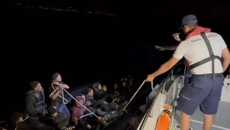 Çeşme'de Dramatik Kurtarma: 42 Kaçak Göçmen Denizde Bulundu