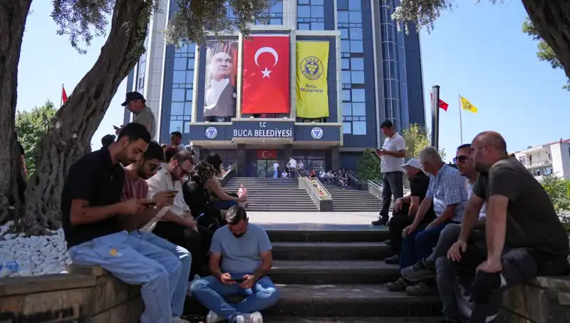 İşçiler Ücretlerini Alamayınca Sokağa Çıktı: Çaresizlikten Oturma Eylemi