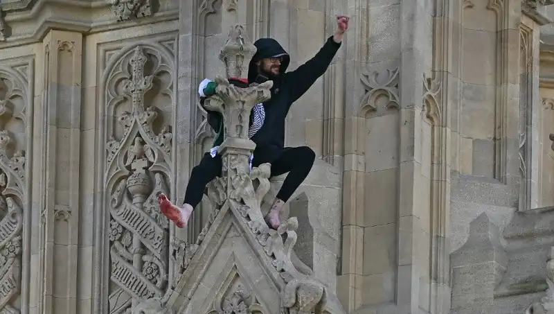 Londra'da Big Ben'e Tırmanan Aktivistler, Filistin Bayrağıyla Protesto Düzenledi