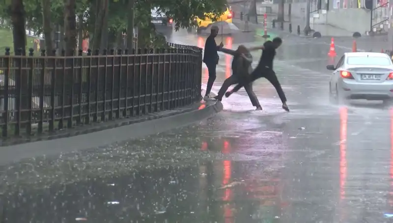 İstanbul ve İzmir İçin Meteorolojiden Turuncu Kodlu Uyarılar: Neler Olacak?