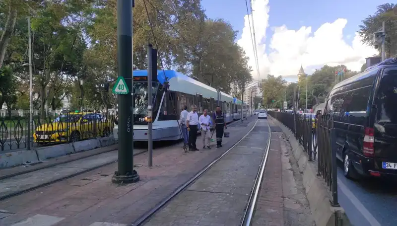 Beyoğlu'nda Tramvay Kazası: Yayaya Çarpan Araç, Şehirde Korku Dolu Anlar Yaşattı