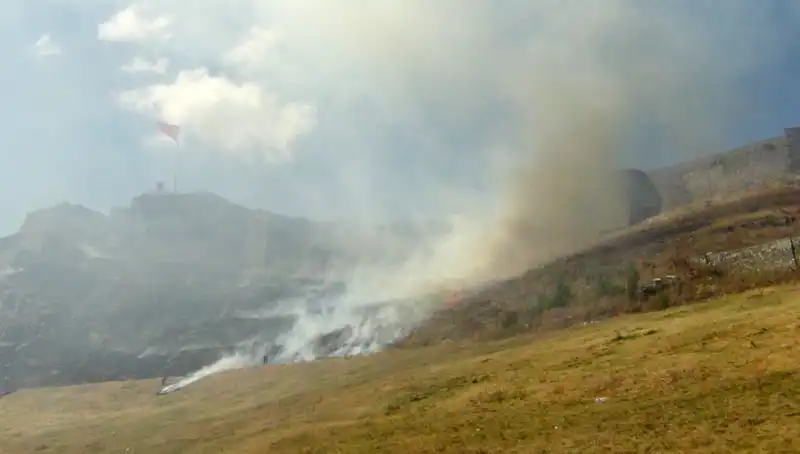Kars Kalesi Eteklerinde Korkutan Anız Yangını: Doğal Güzelliği Tehdit Altında
