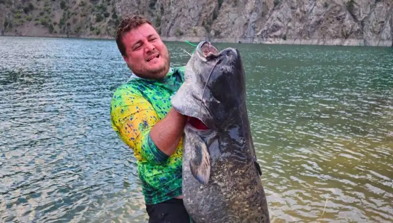 Amatör Balıkçılardan Şok Eden Av: 100 Kilo Ağırlığında Dev Balık!