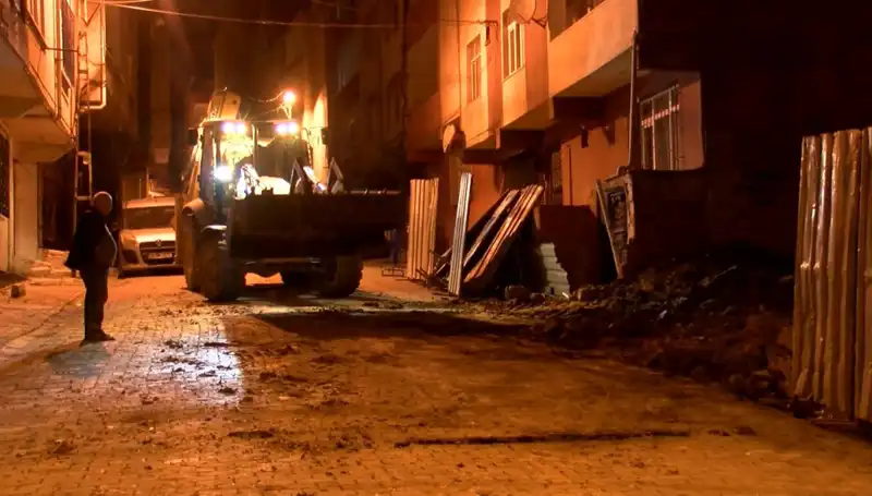 Bağcılar’da Yana Yana Eğilen Bina Boşaltıldı, Tehlike Alarmı!