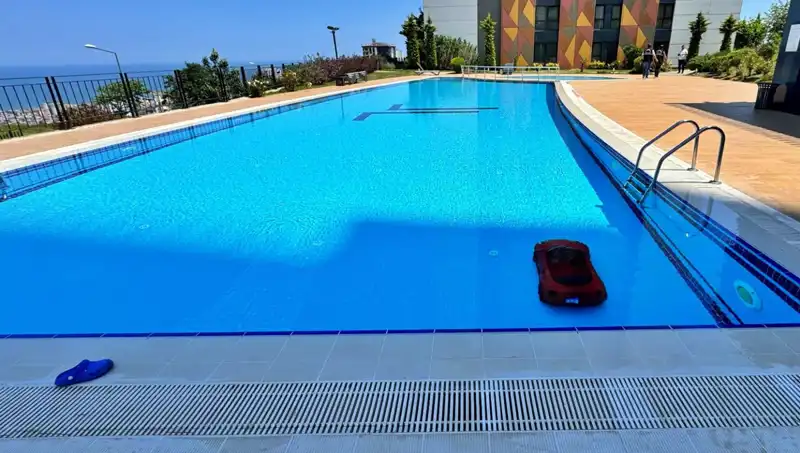 Samsun’da Feci Olay: 4 Yaşındaki Çocuğun Akülü Arabası Havuzda Devriye Geziyor