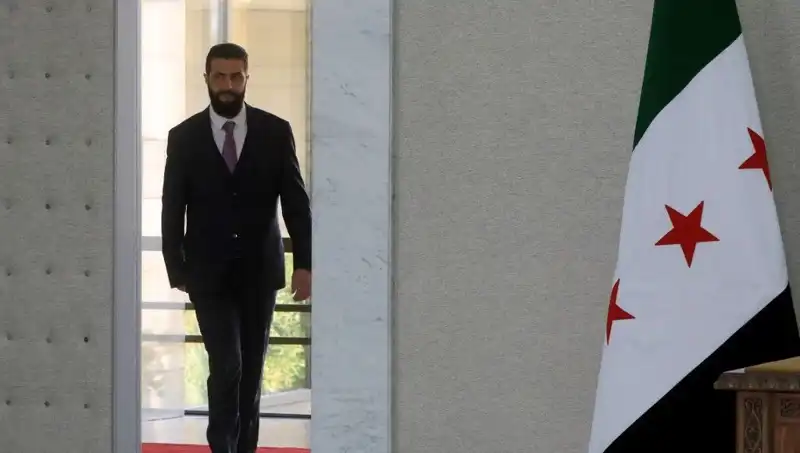 Paris Zirvesi: Şara ve Macron Suriye'nin Yeni Yapımına Destek Verecek