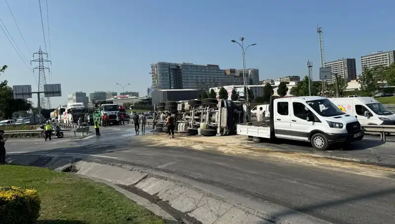 D-100 Yan Yolunda Beton Mikseri Devrildi: Trafik Kaosu Hızla Yayılıyor