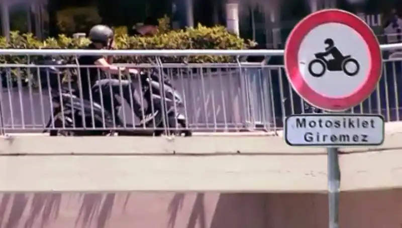 Motokuryelerin Üst Geçit İsyanı: Korna Sesleri Şehri Sarıyor!