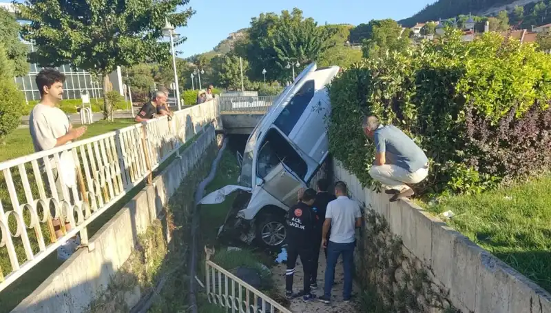Muğla'da Direksiyon Manevrası Kazaya Sebep Oldu: Hayatı Tehlikeye Attı