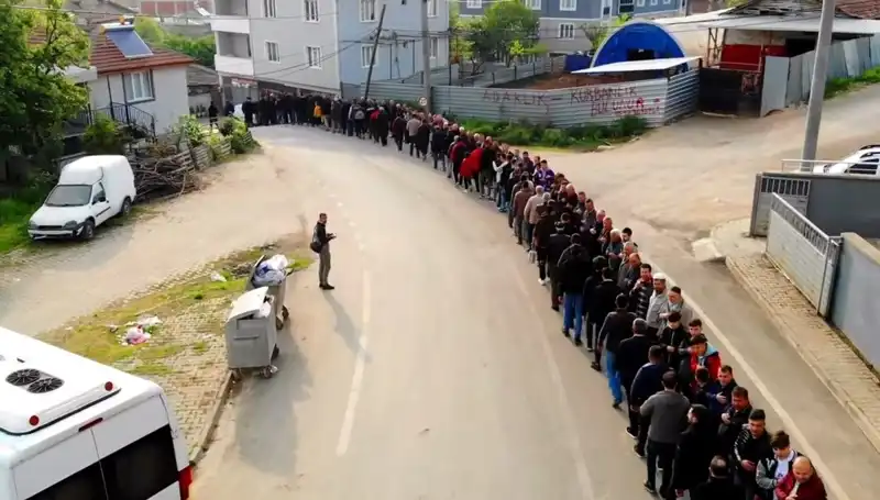 Bursa'nın O Mahallesinde Bayram Coşkusu: 1 Kilometreye Ulaşan Kuyruk