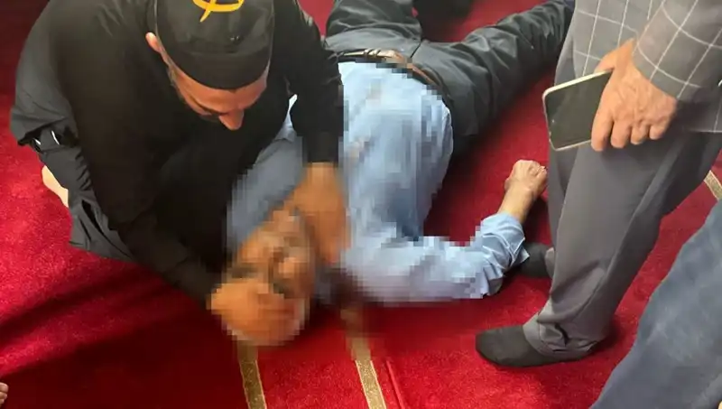 Camide Namaz Kılarken Bıçaklanan Adamın Dramı: Neden Hedef Gösterildi?