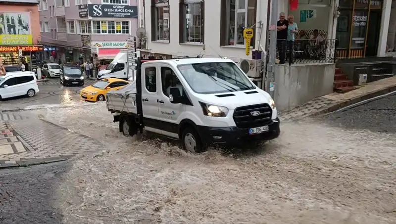 10 Dakikada Şehri Ele Geçiren Sağanak Yağışın Sonuçları