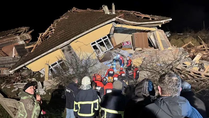 Sinop'ta Meydana Gelen Heyelan, 3 Evi Yerle Bir Etti