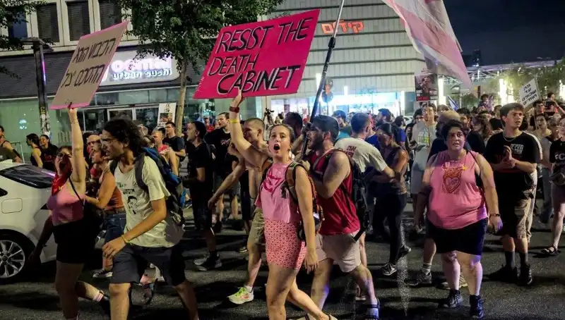 Tel Aviv’de Ülke Tarihinde Görülmemiş Protesto: Netanyahu’yu Durdurmak İçin Sokaklarda!