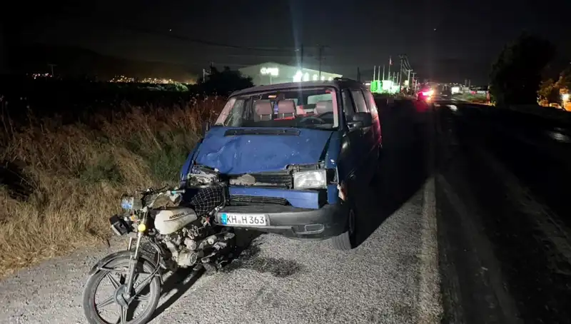 Söke'de Minibüs ile Motosiklet Çarpıştı: Üç Yaralı Hastaneye Kaldırıldı
