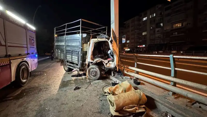 Kamyonetin Kontrolü Kayboldu, Tabelaya Çarpıp Sürücüyü Yaraladı!