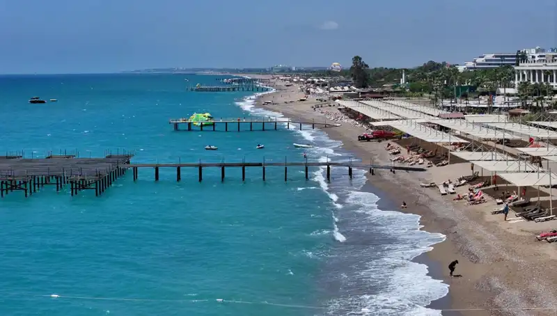 Antalya Sahillerinde Güneşli Geçen Günler, Yaz Tatilini Bekleyenleri Heyecanlandırıyor!