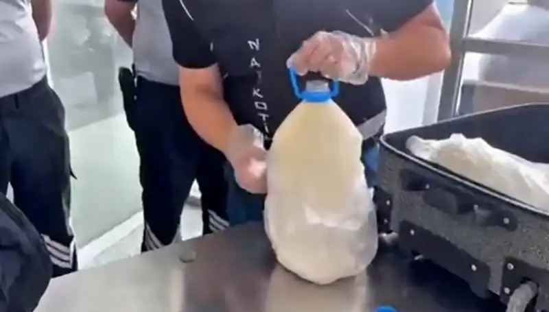Havalimanında Süt Şişesi İçinde Şaşırtan Ele Geçirme Olayı