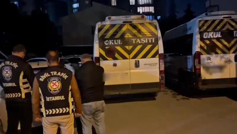 Görüntüler Tepki Çekti: Servis Sürücüleri Yakalandı, Olayın Ayrıntıları Şok Edici