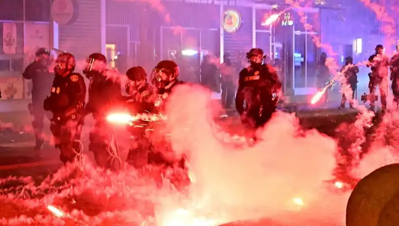 ABD'de Isyanın Kıyıcında: Los Angeles'taki Protestolar Ülke Genelinde Yayılıyor