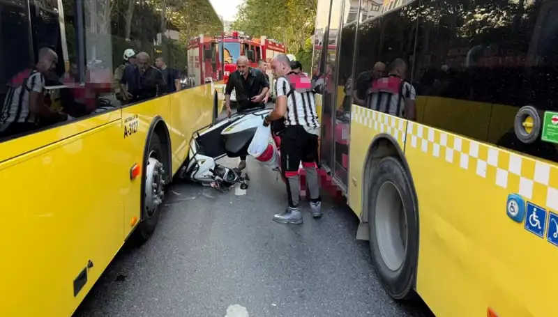 Motosiklet İETT Otobüslerinin Arasında Kaldı: Kaza Anı Anbean Kaydedildi!