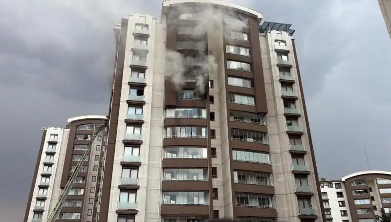 Ankara'da 14 Katlı Binada Yangın Çıktı: Can Pazarı Yaşandı!