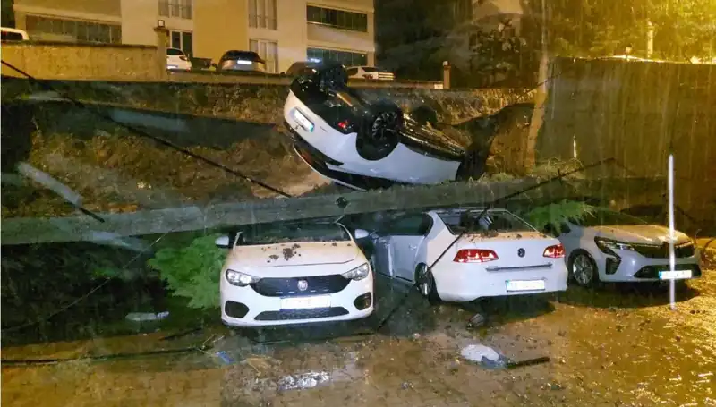 Aniden Düzenlenen Olay: Duvar Çöktü, 4 Araç Büyük Hasar Gördü!