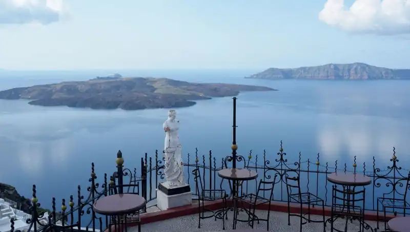 Santorini'de Tedirgin Bekleyiş: "Ada Sulara Gömülebilir mi?"