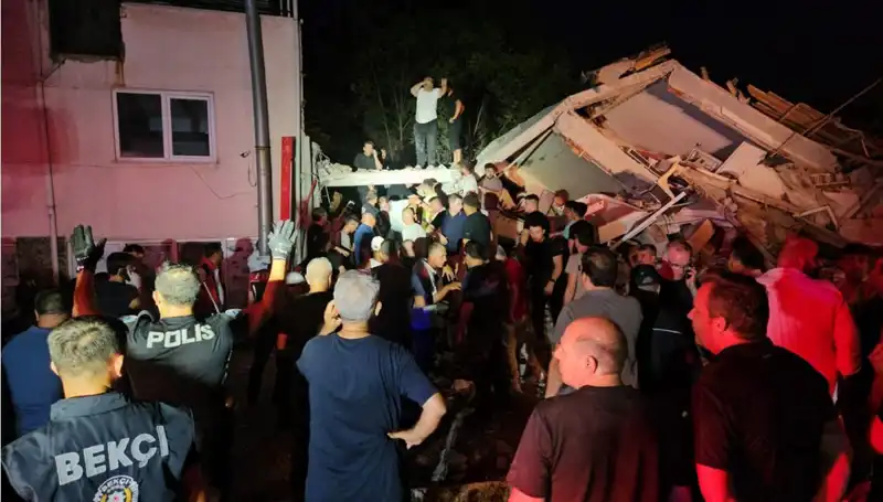 Balıkesir Sındırgı’da Şiddetli Deprem: 1 Ölü, 29 Yaralı