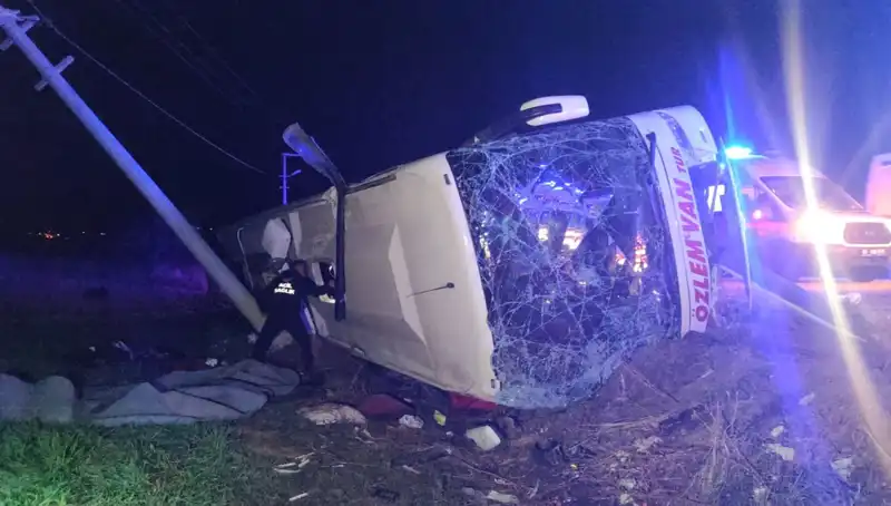 Van'da Yolcu Otobüsü Kaza Yaptı: 28 Yaralı Var!