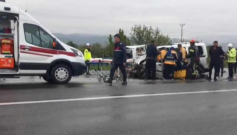 Denizli’de Trafik Kazası: İki Araç Kafa Kafaya Çarpıştı, Birçok Yaralı Var