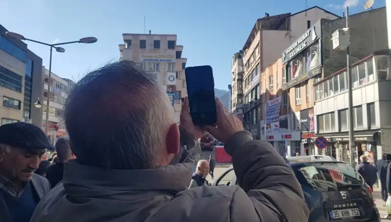Çatıya Çıkan Kişiyi Görmek İçin Yarış Gören Kalabalık, O Anları Paylaştı
