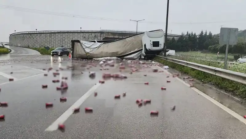 TIR Devrildi, Yolda İçkiler Saçıldı: Olay Sırasında Neler Oldu?