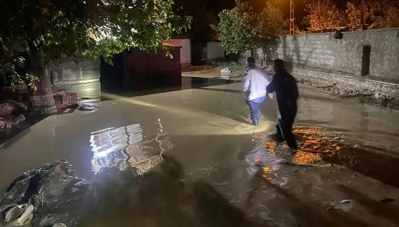 20 Dakikada Yağış Felaketi: Evler Çöktü, Aileler Tahliye Edildi