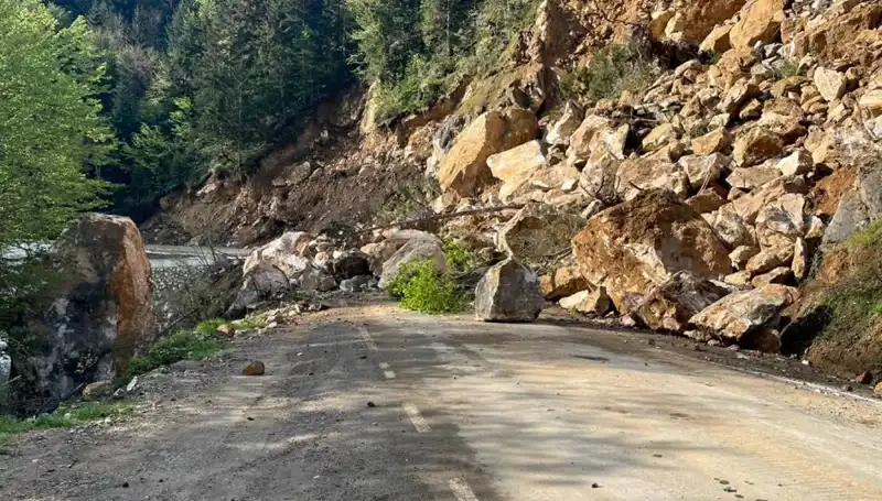 Giresun'da Heyelan Sebebiyle Ulaşım Akışı Tamamen Kesildi