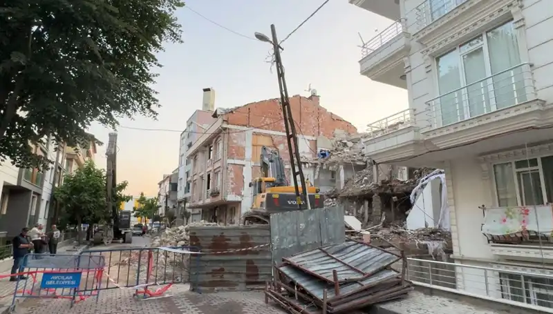 Yıkımı Sırasında Elektrik Kabloları Kopan Bina, İki Sokağı Karanlığa Gömüyor